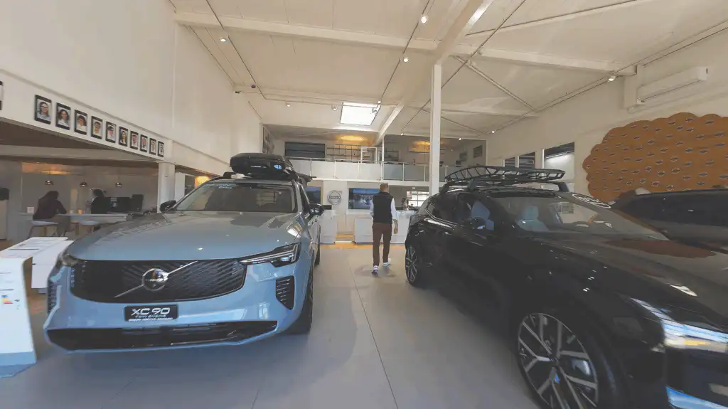 Drohnenvideo Autogarage Schweiz | FPV Showroom Video