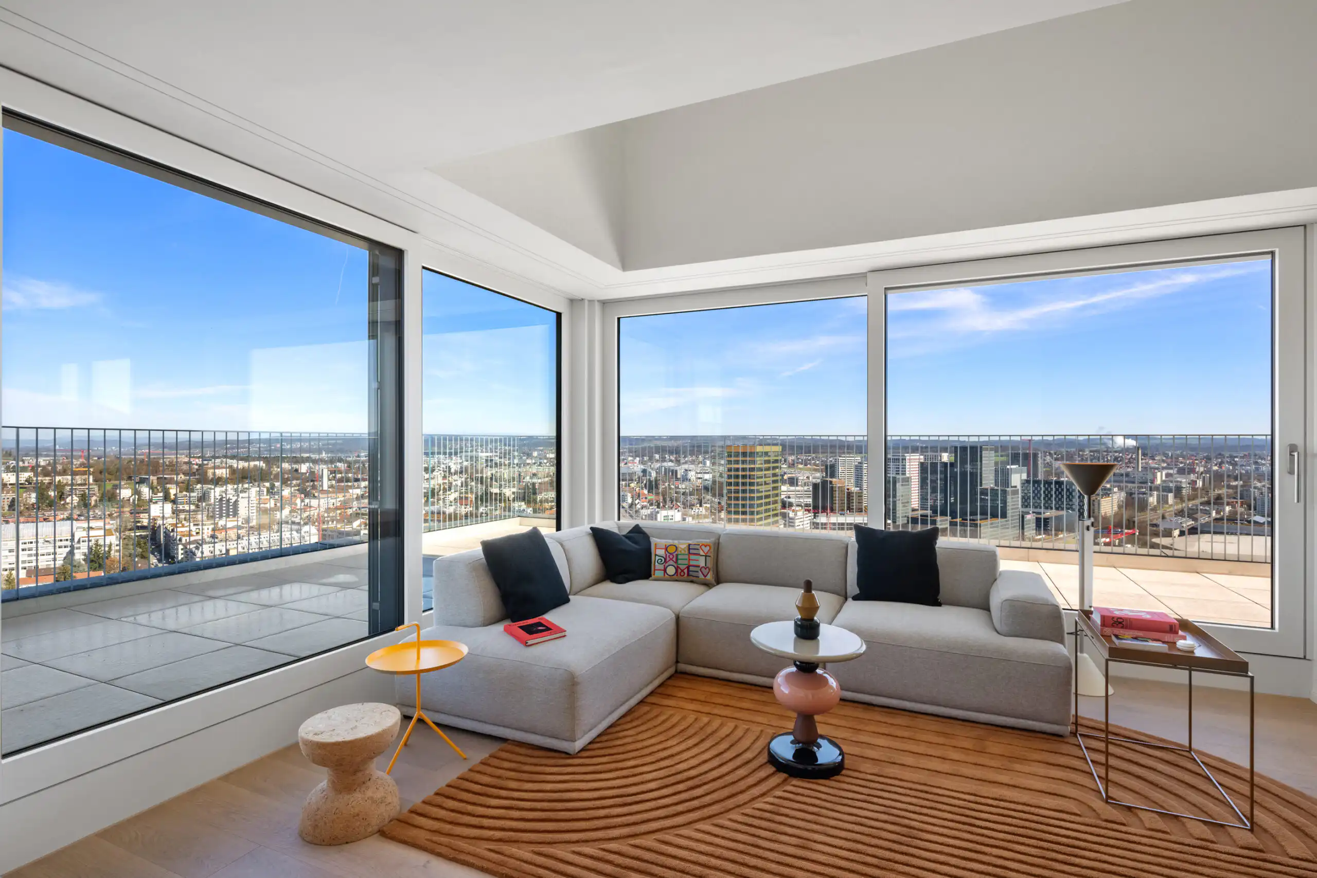 Wohnzimmer mit moderner Architektur im Oerlikon One